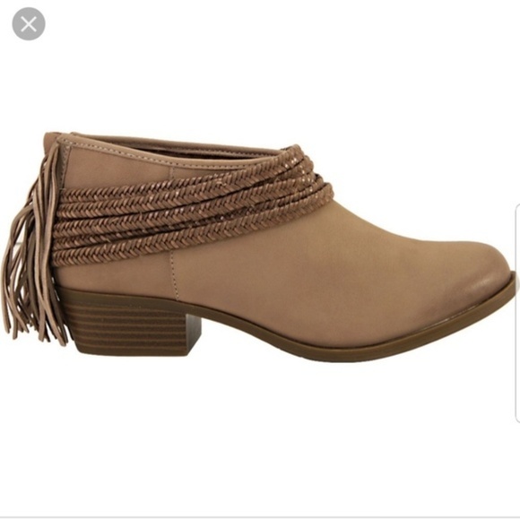 BCBGeneration Crafee Fringe Ankle Bootie size 7.5 - Picture 1 of 8